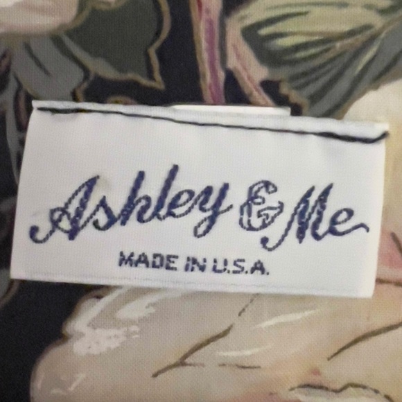 Ashley & Me Vintage light weight floral linen blazer
Size XL - Picture 3 of 4